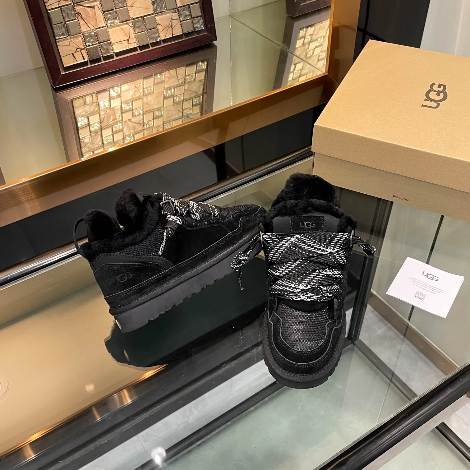 Men's men's shoes pP580! UGG~25vs popular platform thick-soled casual shoes series... [Round-toe thick-soled casual shoes] A shoe that does not clash with shirts, simple partition design ➕ spotted outsole, silk curls on the upper, a must-have for autumn and winter, can be worn with any pants or skirt, very comfortable and beautiful on the feet... ❶Material: Original customized cow ➕Breathable mesh ❷Inner lining: Original customized wool ❸ Foot pads: Original customized sheepskin ❹Outsole: Original molded wear-resistant velvet foam outsole ❺Number of codes: 35-41 ❻Packaging: Original full set of packaging ☀Color: Official website updated simultaneously